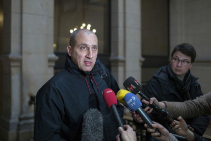 Vjeran Tomic se enfrentó a los medios de comunicación este lunes en la corte para su juicio.-Thibault Camus / AP