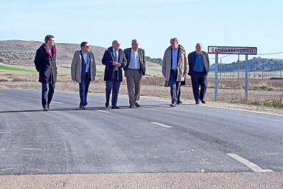 Carnero, Criado y Collantes visitan la VP-2203 (en la parte inferior, línea donde comienza la travesía), ayer.-E. M.