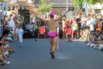 Un participante de la tradicional carrera de calzoncillos en Tudela de Duero.-El Mundo