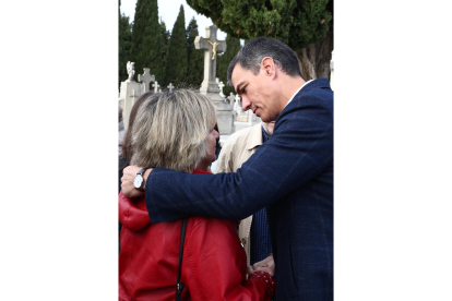 Visita de Pedro Sánchez a la fosa del cementerio El Carmen. MONCLOA