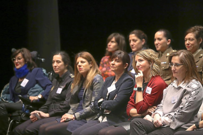 La consejera Alicia García junto a otras mujeres que compartieron su experiencia en #Rompedoras.-ICAL