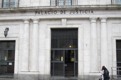 Juicio con jurado en Valladolid contra un hombre por allanar la morada de su ex y tenencia ilícita de armas - EP
