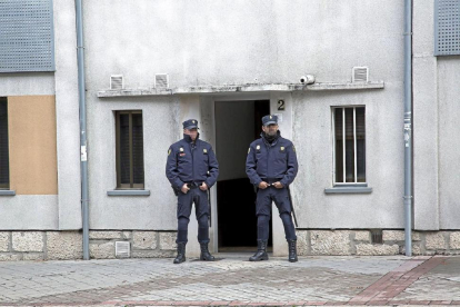 Agentes de la Policía en el marco de una operación antidroga-EL MUNDO