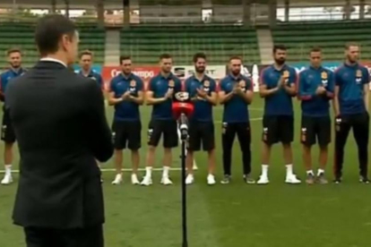 De Gea (segundo por la derecha) niega el aplauso a Pedro Sánchez tras su discurso ante los jugadores de la selección.-EL PERIÓDICO