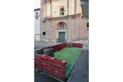 Retirada de terrazas que ocupan aparcamientos en la plaza de Las Brígidas - J.M. LOSTAU