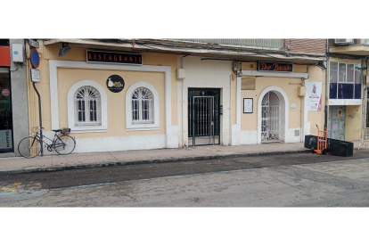 El restaurante Don Bacalao ya tiene desmontada su terraza y liberada las plazas de aparcamiento.-E.  M.