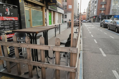 Retirada de terrazas que ocupan aparcamientos en la calle Felipe II - J.M. LOSTAU