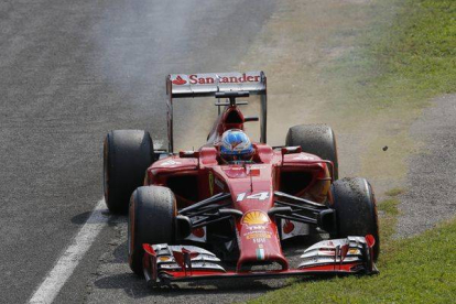 Alonso, en el momento de abandonar en el circuito de Monza, este domingo.-Foto: ANTONIO CALANNI / AP