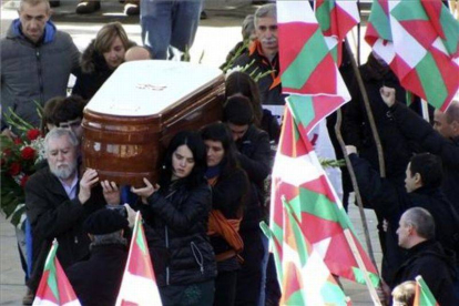 Expresos de ETA portan el féretro en el funeral de Iosu Uribetxebarria Bolinaga, este sábado, en Arrasate.-Foto: JAVIER ETXEZARRETA / EFE