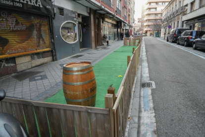 Retirada de terrazas que ocupan aparcamientos en la calle Conde de Ribadeo - J.M. LOSTAU