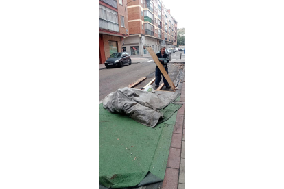 Desmontaje de la terraza del bar Pachá de la calle Júpiter de Valladolid.-E. M.