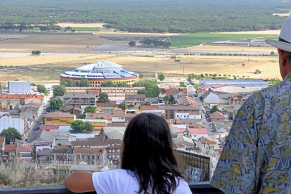 Una niña mira la plaza de toros cubierta de Íscar, desde los alrededores del castillo de la localidad.-Santiago