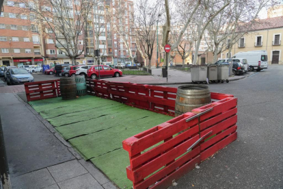 Retirada de terrazas que ocupan aparcamientos en la plaza de Las Brígidas - J.M. LOSTAU