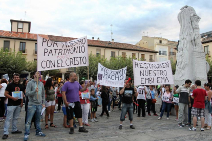 Concentración en la Plaza Mayor de Palencia para pedir la restauración de la imagen del Cristo del Otero-Ical