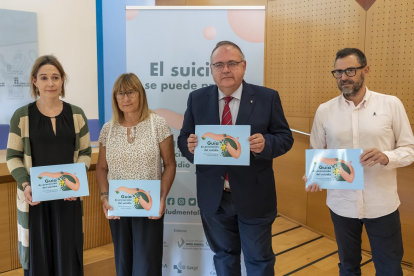 El consejero de Sanidad, Alejandro Vázquez, y la presidenta de la Federación Salud Mental Castilla y León, Elena Briongos. - ICAL