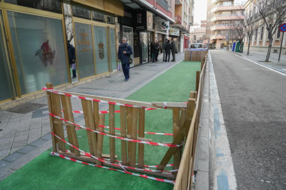 Retirada de terrazas que ocupan aparcamientos en la calle Conde de Ribadeo - J.M. LOSTAU