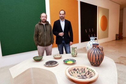 Antonio Ballester y Javier Hontoria, ayer, en la sala 6 del Museo Patio Herreriano junto a varias obras del artista madrileño.-JUAN MIGUEL LOSTAU