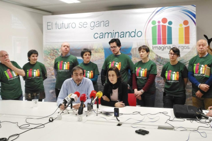 Diego Izquierdo y Eva de Ara en la rueda de prensa de ayer, a la que acudieron miembros de la formación.-E.M.