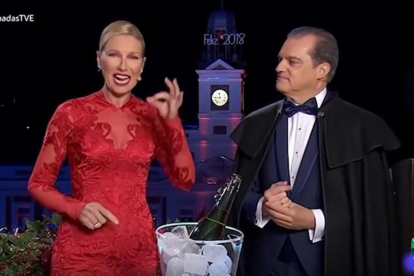 Anne Igartiburu y Ramón García, presentadores de las Campanadas en TVE.-/ TVE