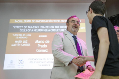 El consejero de Educación, Fernando Rey, visita el Instituto de Educación Secundaria Lucía de Medrano de Salamanca, y asiste a la entrega de diplomas de la primera promoción de Bachillerato de investigación/ Excelencia en idiomas-ICAL