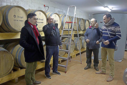 Los bodegueros y enólogos Rubén Gago (i), Antonio Ferrero, a su lado, y David Mendieta (d) catan unos vinos en barrica.-M. D.