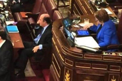Celia Villalobos (PP) juega con una tablet en la tribuna del Congreso de los Diputados, en febrero del año pasado.-EL PERIÓDICO