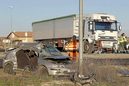 La Policía reconoce el lugar del siniestro para realizar el atestado, en la carretera provincial VA-200 junto a la urbanización El Soto.-J.M. Lostau