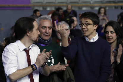 Pablo Iglesias e Íñigo Errejón, con Diego Cañamero entre ambos, en la asamblea Vistalegre de Podemos.-EFE