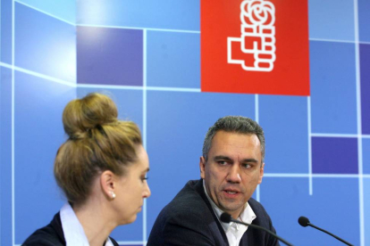 El secretario general del PSOE de Valladolid, Javier Izquierdo, y la concejalas del PSOE en el municipio de Arroyo, Verónica Calvo-Ical