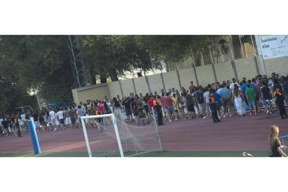 Polideportivo de Osuna (Sevilla), donde se están realizando los 'castings' de 'Juego de tronos'.-Foto: EFE / RAFA ALCAIDE