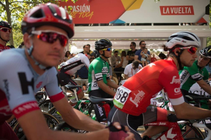 Los ciclistas en la salida de la quinta etapa de la Vuelta, en Granada. /-JORGE GUERRERO