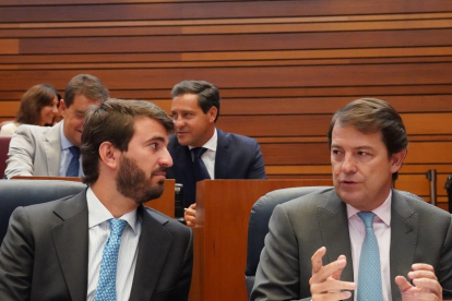Juan García-Gallardo y Alfonso Fernández Mañueco, en una imagen de archivo durante un Pleno de las Cortes de Castilla y León.- ICAL