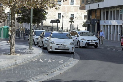 Taxis en la parada de la plaza de Poniente de Valladolid.- E. M.