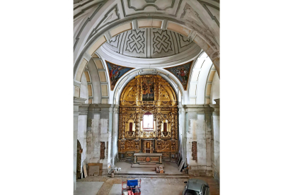 Vista de la iglesia desacralizada con el retablo al fondo, que se seá tasado en los próximos días. E.M.