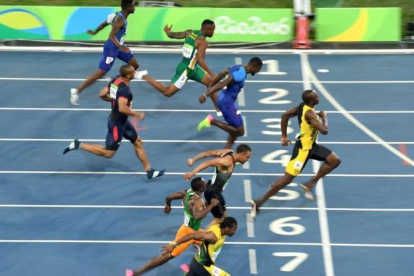 Usain Bolt, en su esprint final hacia el oro de los 100 metros.-REUTERS / ERIC FEFERBERG