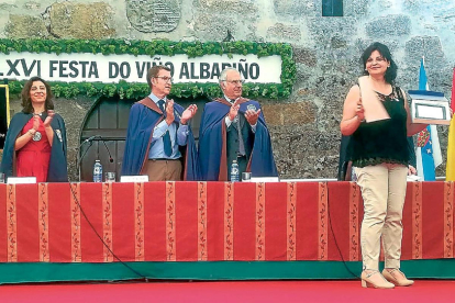 La alcaldesa de Cigales recibe el reconocimiento en Cambados durante el acto presidido por Núñez Feijoo.-EL MUNDO