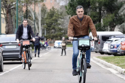 Pedro Sánchez pedalea en una de ls nuevas bicis de alquiler de Valladolid. E. M.