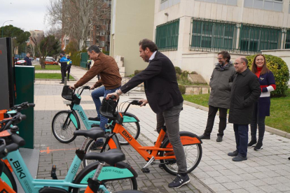 El presidente del Gobierno y Óscar Puente, con las nuevas bicis. E. M.
