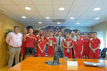 Los componentes de la selección de Castilla y León recibidos en la Dirección General de Deportes.-EL MUNDO