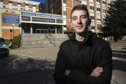 El estudiante de la Universidad de Burgos, Marco Martín, posa ante la sede del Campus del Vena de la Escuela Politécnica.-E.M.