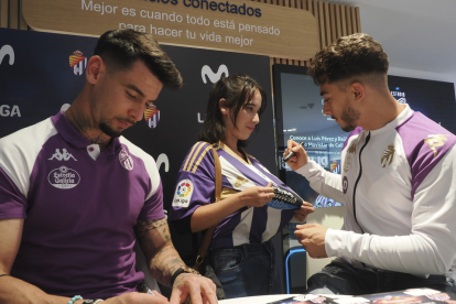 Luis Pérez y Raúl Moro firman en la tienda de MOVISTAR en la Calle Santiago. Photogenic/Miguel Ángel Santos