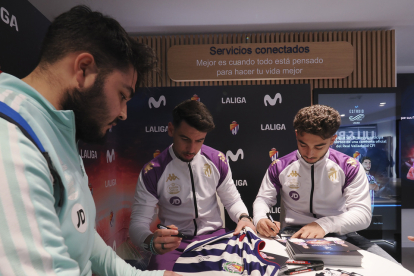 Luis Pérez y Raúl Moro firman en la tienda de MOVISTAR en la Calle Santiago. Photogenic/Miguel Ángel Santos