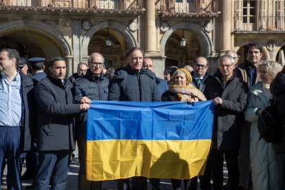 El Ayuntamiento de Salamanca se suma a las concentraciones silenciosas convocadas por la FEMP con motivo del primer aniversario de la guerra de Ucrania.- ICAL