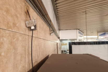 Cables descolgados de una máquina expendedora en la Estación de Autobuses de Valladolid. -PHOTOGENIC