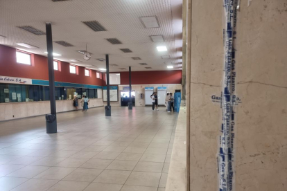 Daños en una pared de la estación tapados con una cinta en la Estación de Autobuses de Valladolid. -PHOTOGENIC