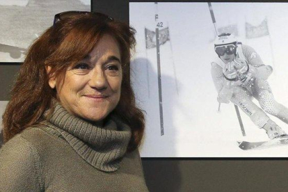 Blanca Fernández Ochoa contempla, en el 2014, una imagen suya de joven esquiando con el equipo olímpico español.-ARCHIVO EFE / BALLESTEROS