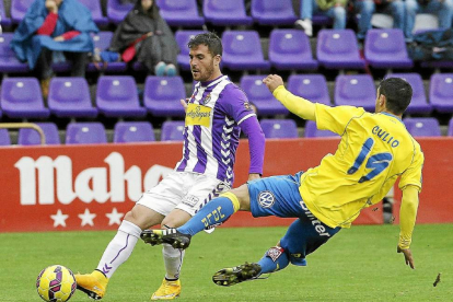 Chica desplaza el balón ante la entrada de Culio en el partido frente a Las Palmas-J.M.Lostau