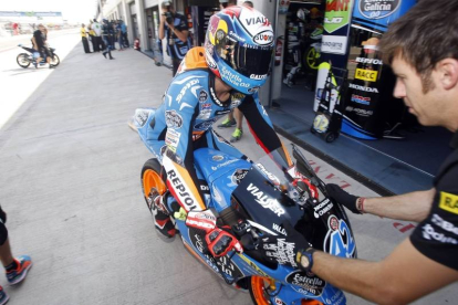 Álex Rins en el circuito de Motorland de Alcañiz durante los entrenamientos libres de hoy.-