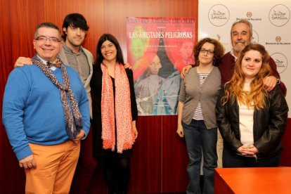 Los componentes del Teatro Arcón de Olid celebran su XX aniversario con el estreno de 'Las amistades peligrosas' en el Teatro Zorrilla.-ICAL