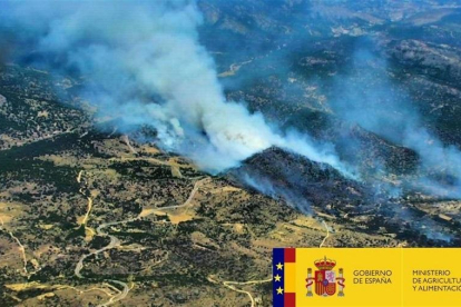 Incendio en El Hoyo de Pinares-E. PRESS